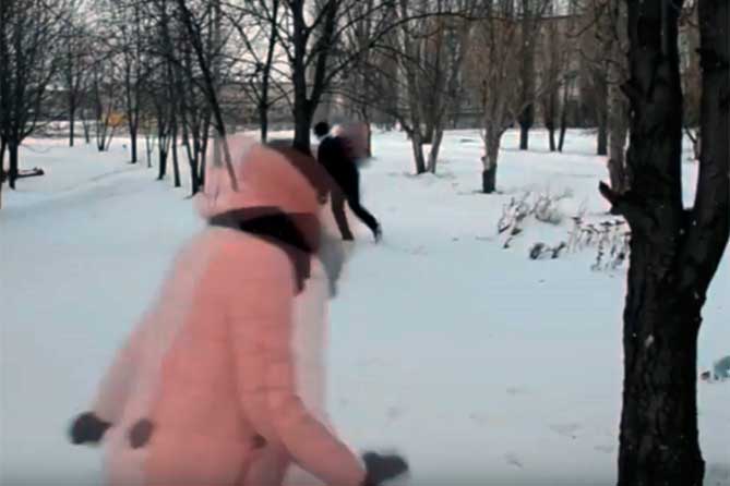 В Тольятти 36-летняя женщина была во дворе своего дома, когда к ней подбежал мужчина