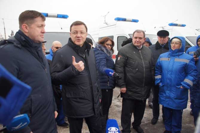 Медикам Тольятти вручили пять новых автомобилей «Скорой помощи»