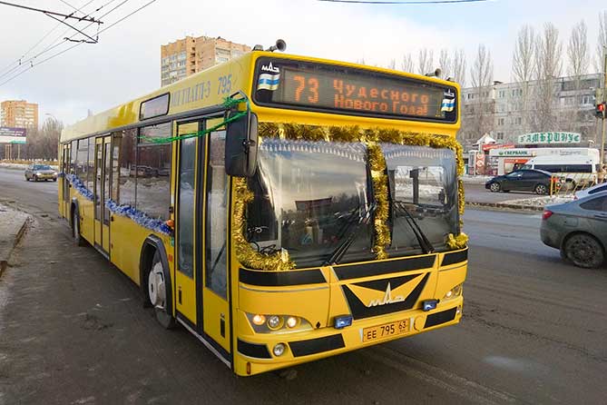 автобус 73 украшен новогодней мишурой