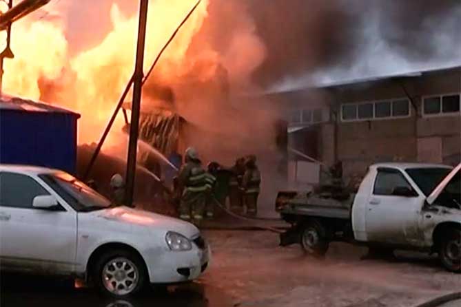 пожарные ликвидируют возгорание вскладском помещении