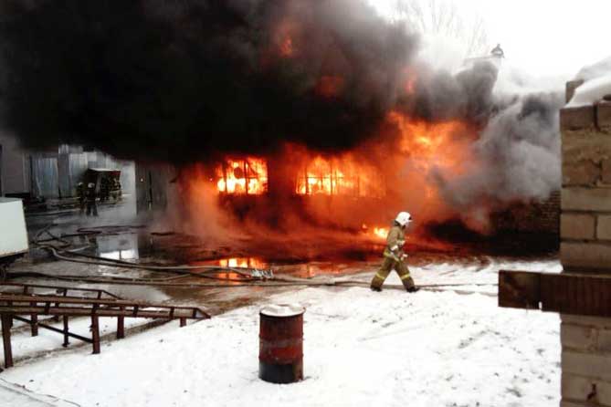 пожарные тушат окрытое пламя на улице Северной