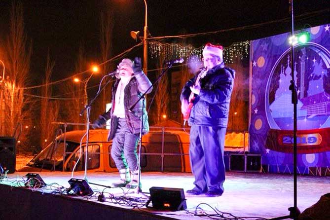 артисты выступаю в новогоднюю ночь возле ДК "Тольятти"