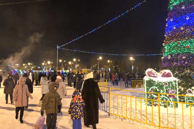 горожане в новогоднюю ночь на Центральной площади