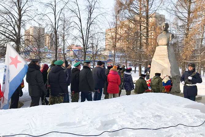 в Автозаводском районе жители возлагают цветы в день памяти снятия блокады Ленинграда 