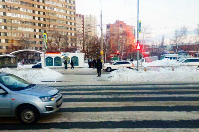 Переходили дорогу на 40 лет победы в Тольятти на зеленый свет светофора: 6-летней девочке понадобилась медицинская помощь