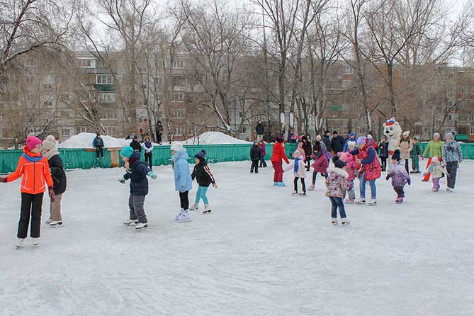 дети катаются на коньках на празднике 16-02-2019