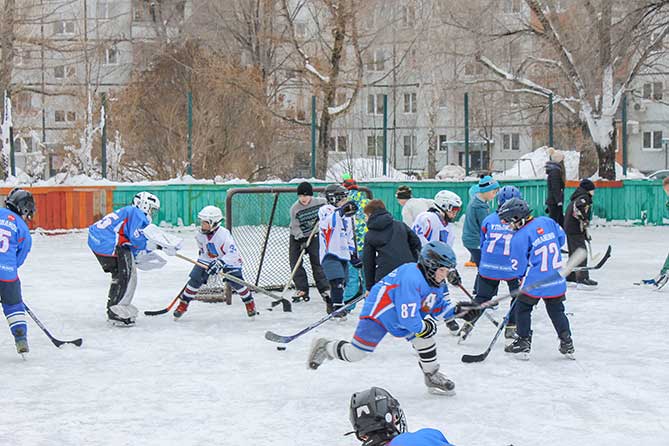 дети играют в хоккей на катке 16-02-2019