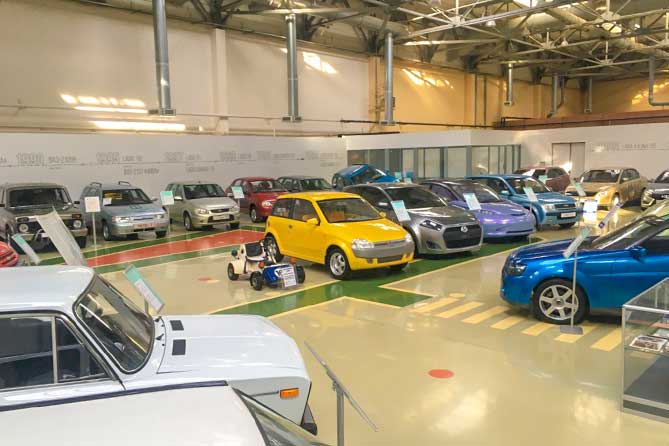 легковые автомобили в музее Автоваза