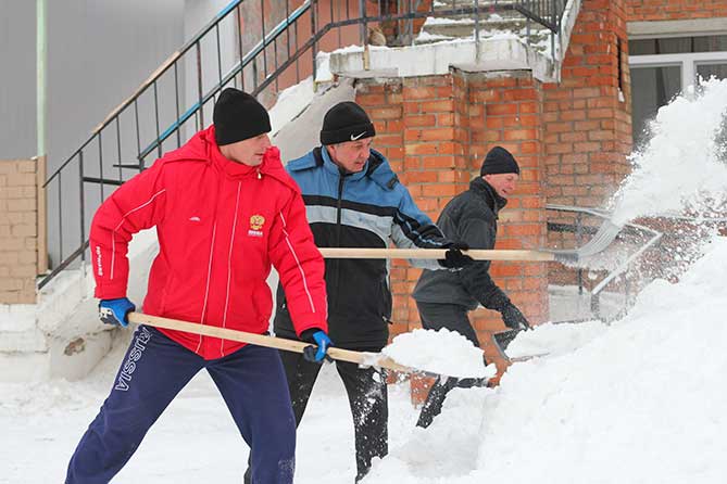 лопатами чистят снег на субботнике