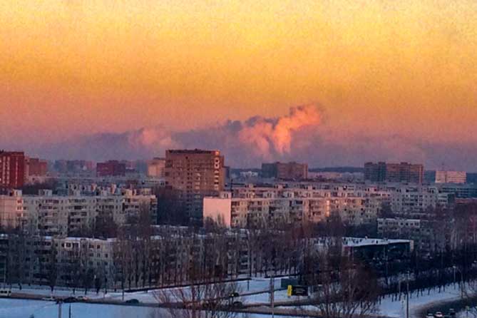 огромные облака выбросов над городом