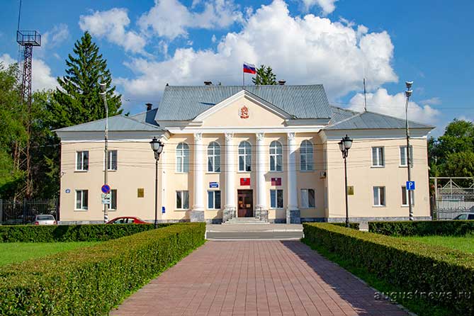 здание администрации Ставропольского района