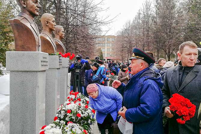 жители возлагают цветы к памятникам 26 марта 2019 года