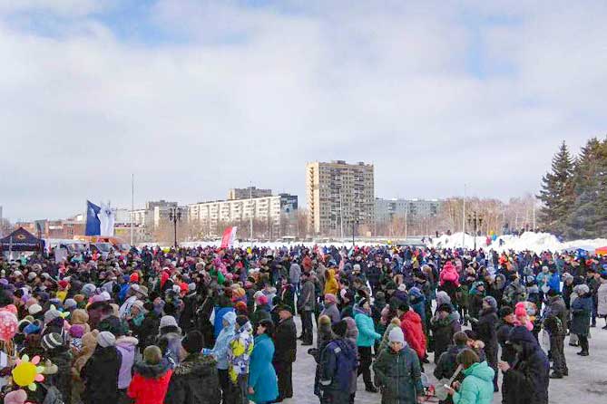 жители Автозаводского района праздгуют масленицу 2019