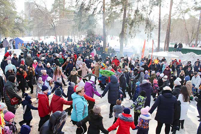 жители Комсомольского района празднуют масленицу 2019