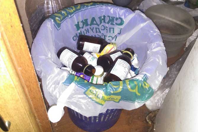 мусорное ведро с флаконами от спиртовой настойки