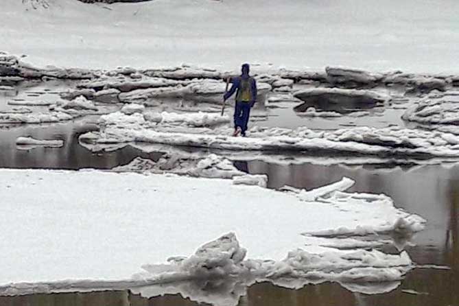 мальчик на льдине в заливе в Яблоневом овраге