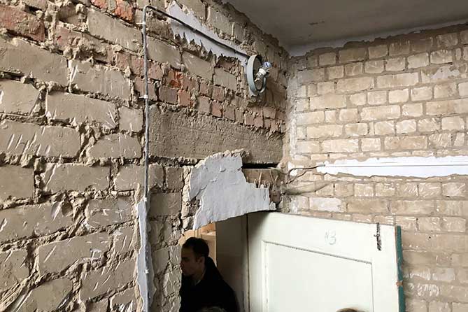 кирпичная стена в школе 15 поселка Федоровка