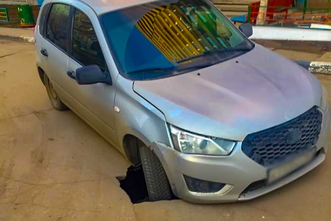 Провалился автомобиль в Тольятти 10 апреля 2019 года: В провале виноваты старые трубы