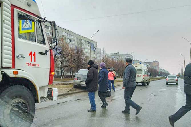 В Тольятти на улице Автостроителей под колеса автомобиля попала женщина