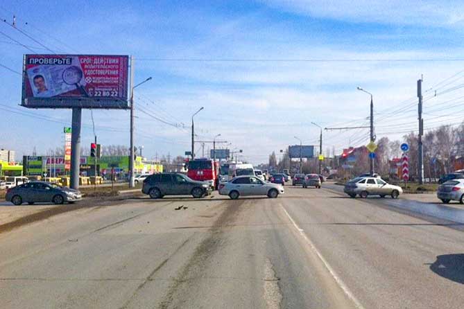На Автозаводском шоссе водитель выехал на красный свет светофора: Две женщины получили травмы