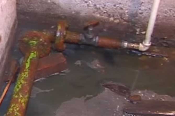 Сложившаяся ситуация в Тольятти привела к изливу фекалий из канализационных труб