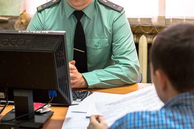Житель Тольятти не оплачивал налог на имущество: Арест и акт описи автомобиля должника