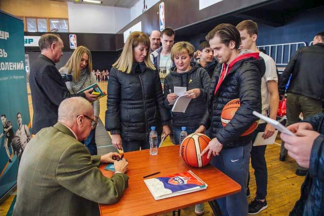 Владимир Гомельский и Никита Моргунов показали класс по баскетболу в Тольятти