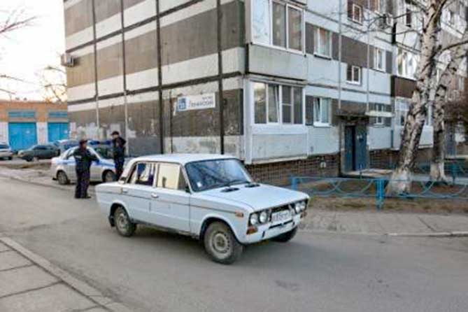 Парни толкали автомобиль в направлении Ленинского проспекта Тольятти