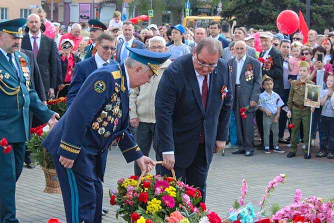глава города возлагает цветы к Обелиску Славы 09-05-2019 