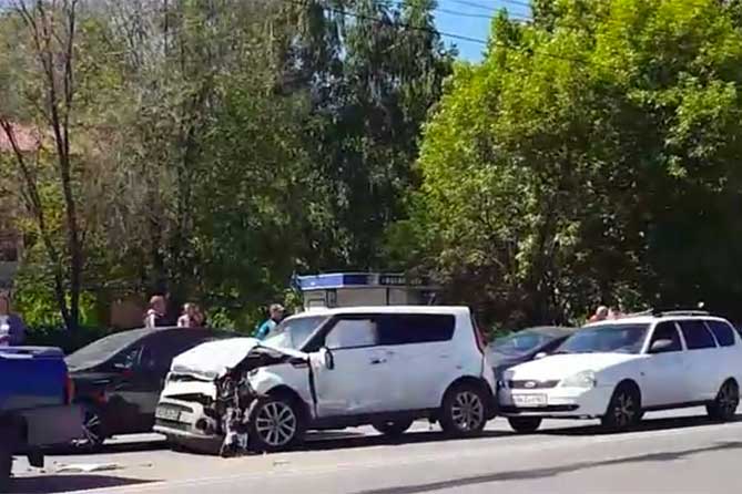 В Тольятти на улице Дзержинского произошло ДТП с участием семи автомобилей
