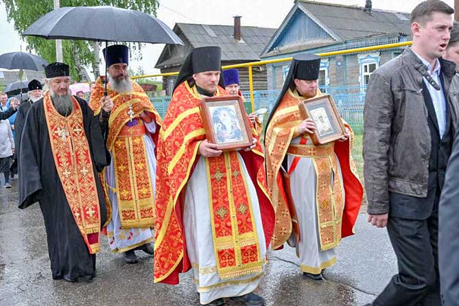служители церкви во время крестного хода в Ташле