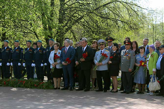 Вечная слава героям: Тольяттинцы возложили цветы к Вечному огню