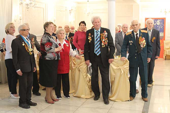 В преддверии Дня Победы глава Тольятти Сергей Анташев встретился с ветеранами Великой Отечественной Войны