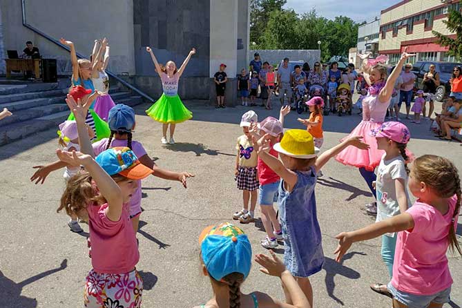 дети танцуют в День защиты детей в Поволжском