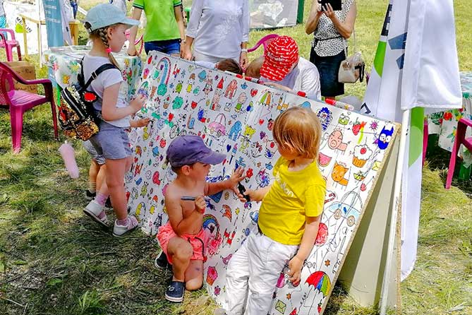 дети рисуют в 32 квартале 1 июня 2019 года