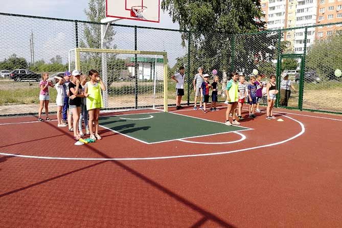 дети на новой спортивной площадке на улице Калмыцкой