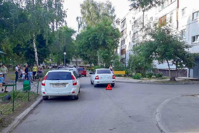 В Тольятти в жилой зоне на проспекте Степана Разина под колеса автомобиля попал 9-летний ребенок