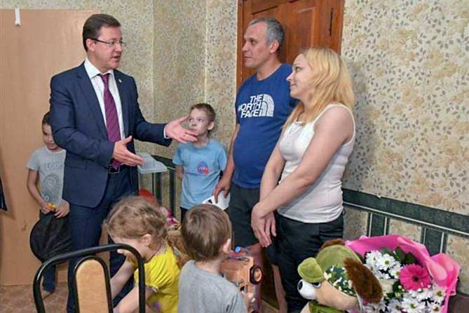 дмитрий азаров посетил многодетную семью