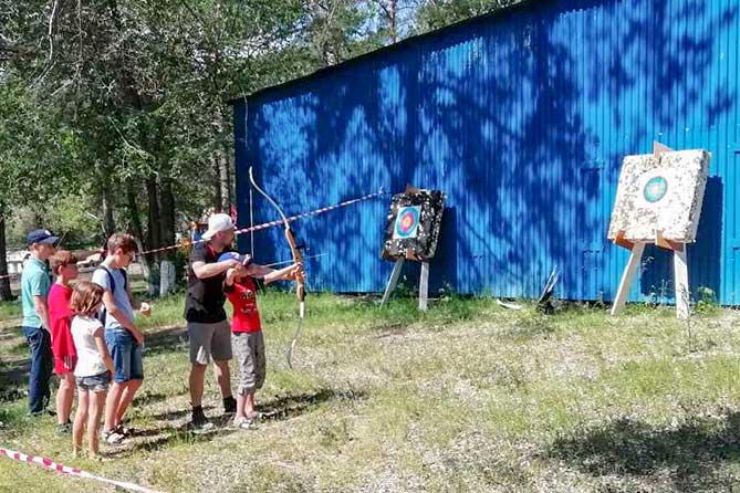 дети стреляют из лука в парке Комсомольского района