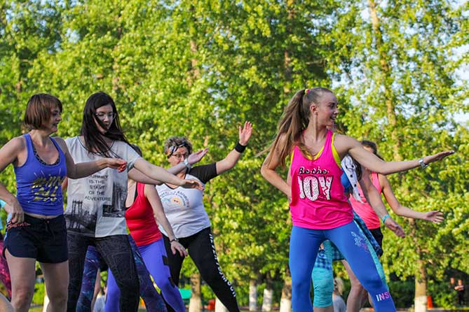 Жителей Тольятти приглашают на бесплатные тренировки в парках города с июня по август 2019 года