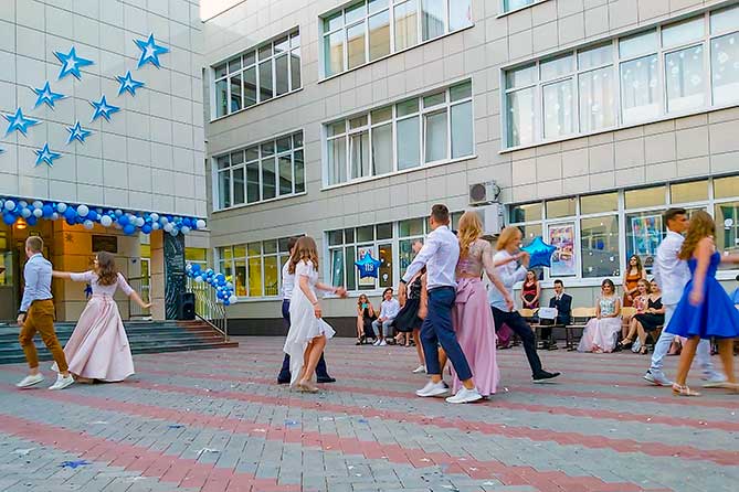 В тольяттинской школе из 76 выпускников – 13 получили аттестат с отличием