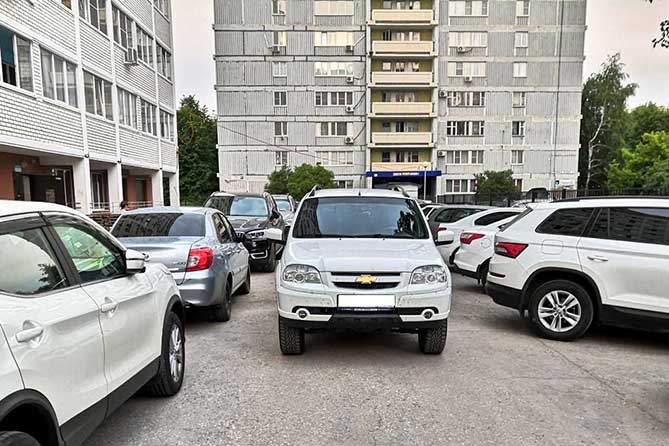 В Тольятти из-за припаркованных машин на улице Свердлова выбежал 7-летний мальчик: Госпитализирован с травмами