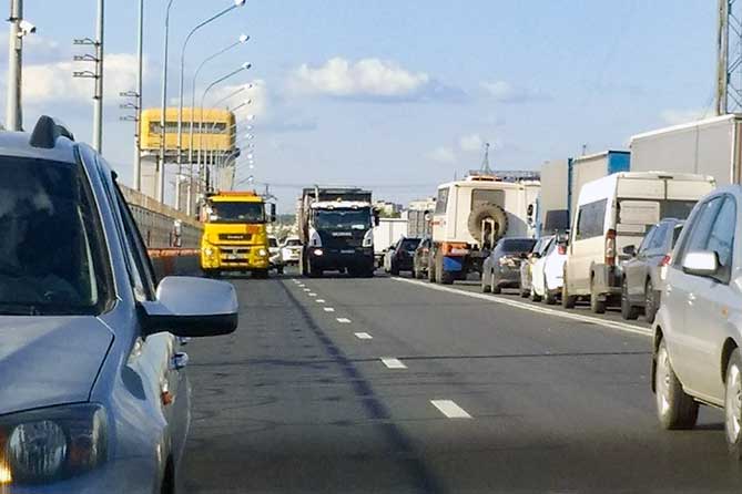 Кто виноват и как бороться с автомобильными пробками на трассе М5 в районе строящейся развязки в Тольятти