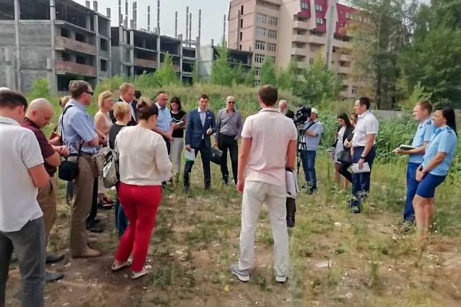 Глава министерства строительства Самарской области встретился с обманутыми дольщиками в Тольятти 26 июля 2019 года