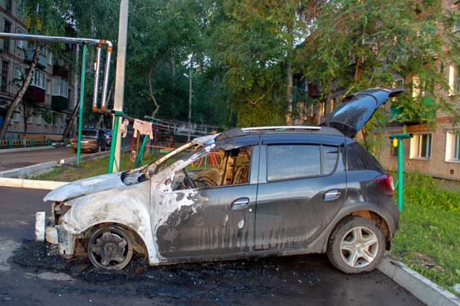 Задержан поджигатель: Женщина оценила свой сгоревший автомобиль в 900 тысяч рублей