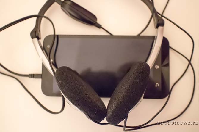 Прослушивание музыки на полной громкости ежедневно в течение 5-10 минут увеличивает риск потери слуха