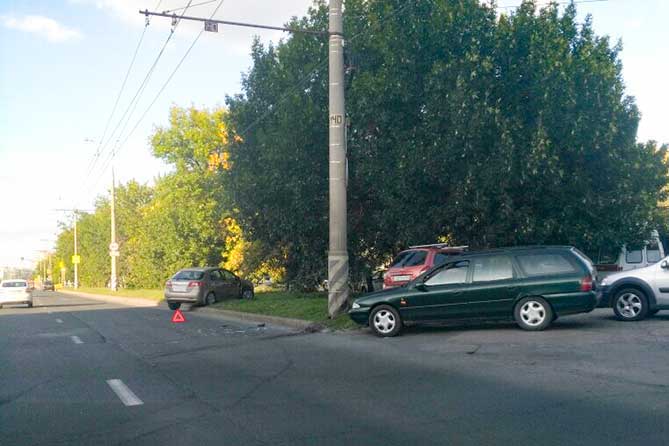 В ДТП на улице Жукова пострадали пассажиры автомобиля, один из которых 7-летний мальчик