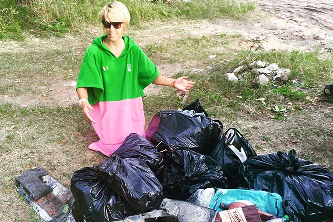 тольяттинка собрала мусор в лесу