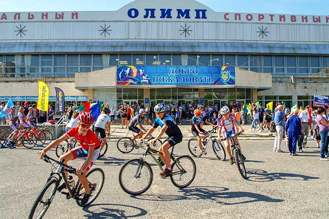 велосипедисты в День физкультурника перед УСК "Олимп"