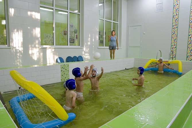 дети занимаются в бассейне детсада "Алиса"